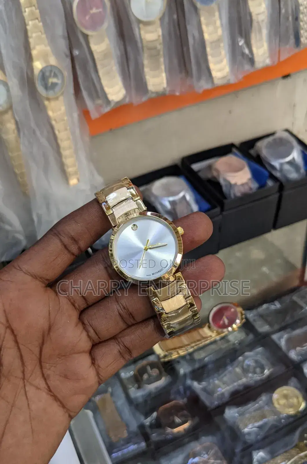 Movado Watches 
 Tarehe 
Water Resistant