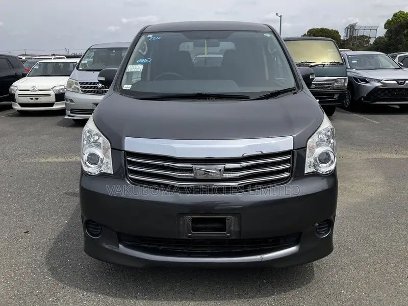 Toyota Noah 2006 Gray
