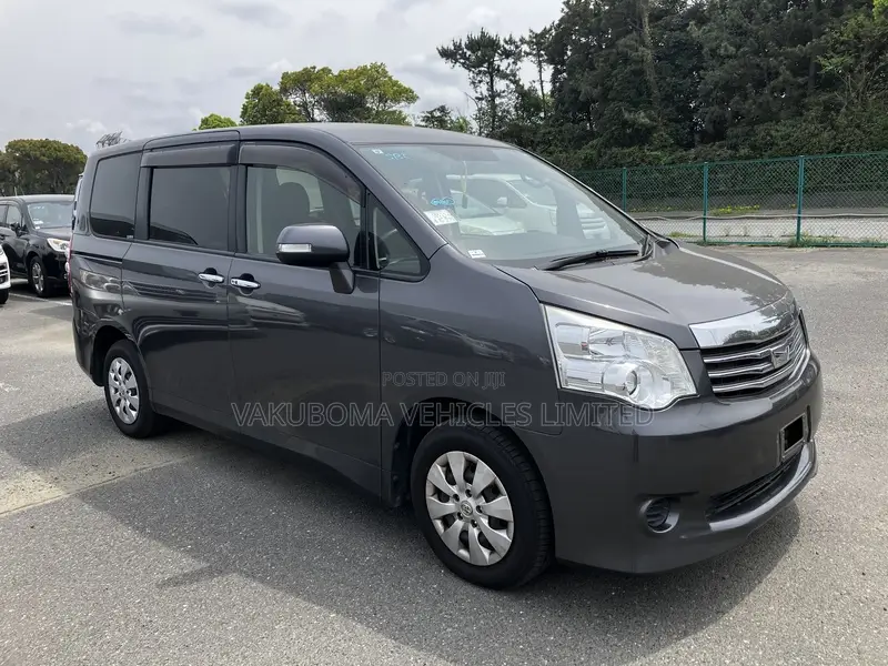 Toyota Noah 2006 Gray