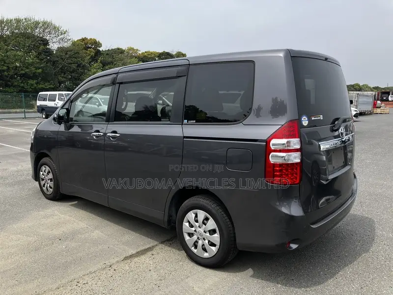 Toyota Noah 2006 Gray