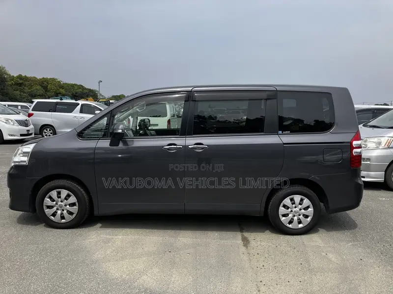 Toyota Noah 2006 Gray