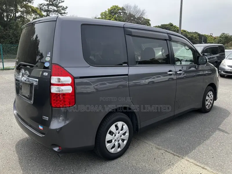 Toyota Noah 2006 Gray