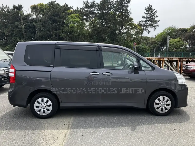 Toyota Noah 2006 Gray