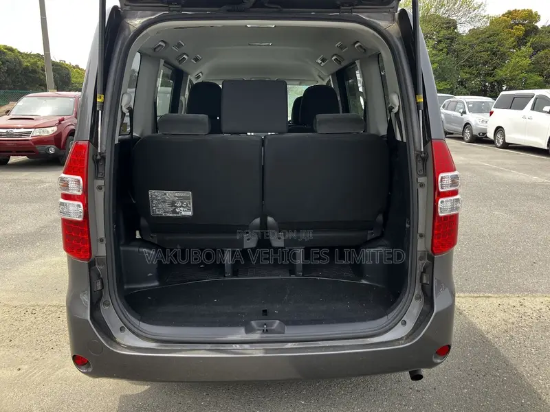 Toyota Noah 2006 Gray