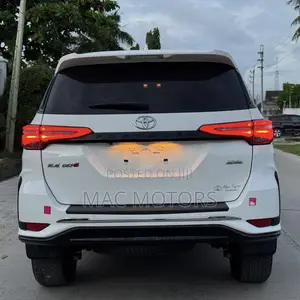 Toyota Fortuner 2.4 D AWD 2023 White
