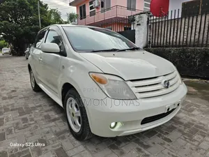 Photo - Toyota IST 2005 White