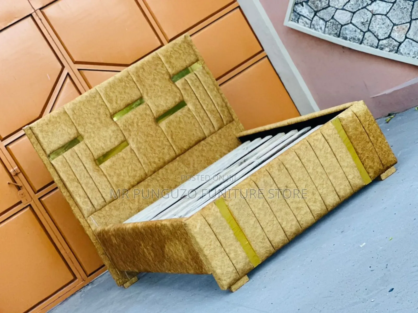Bed Sofa Classic Sana Rangi Ya Siliver