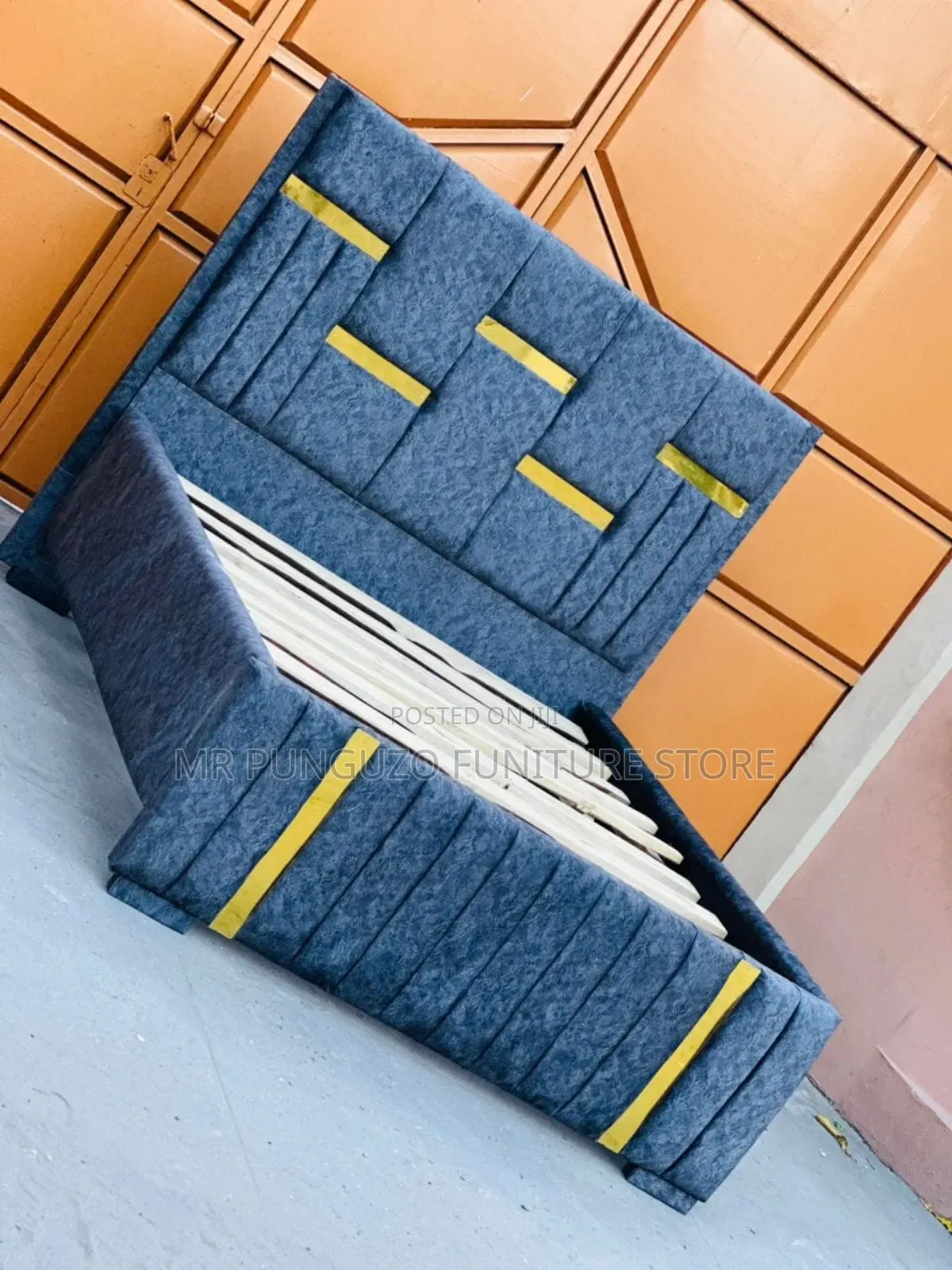 Bed Sofa Classic Sana Rangi Ya Zambalau