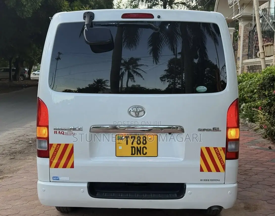 Toyota HiAce 2011 White