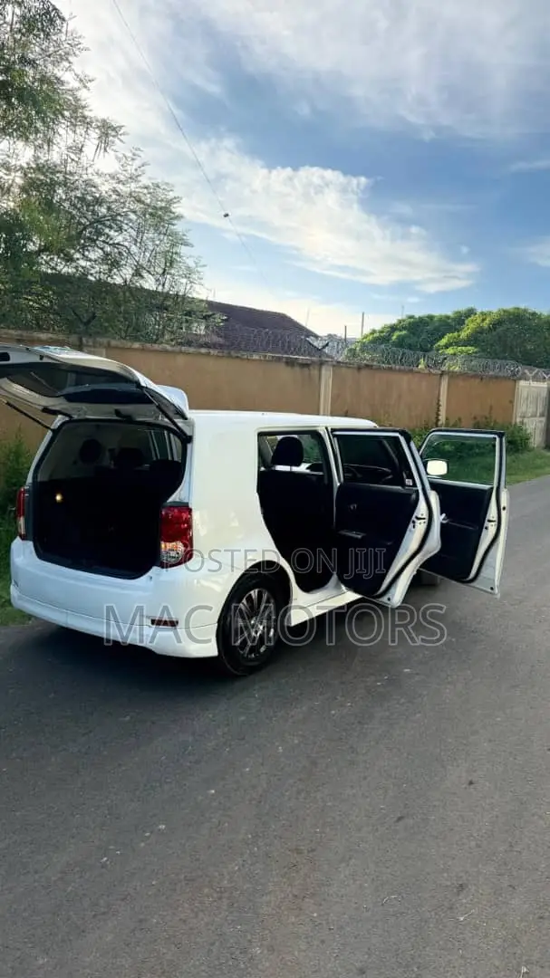 Toyota Corolla Rumion 2009 Off white