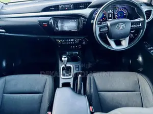 Toyota Hilux Revo Double Cab Deisel 2.4 AWD 2018 White