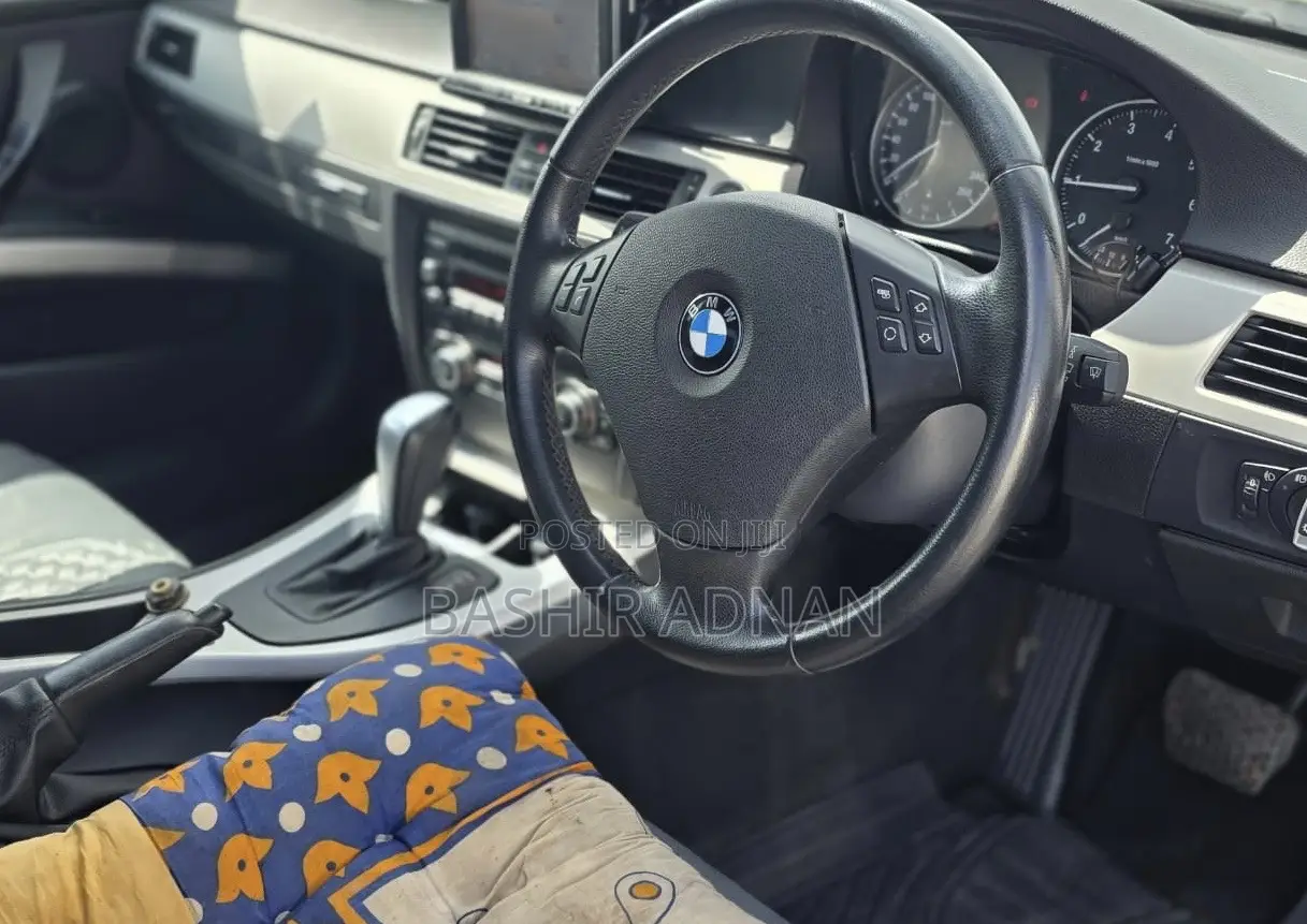 BMW 3 Series 320i RWD 2010 Black