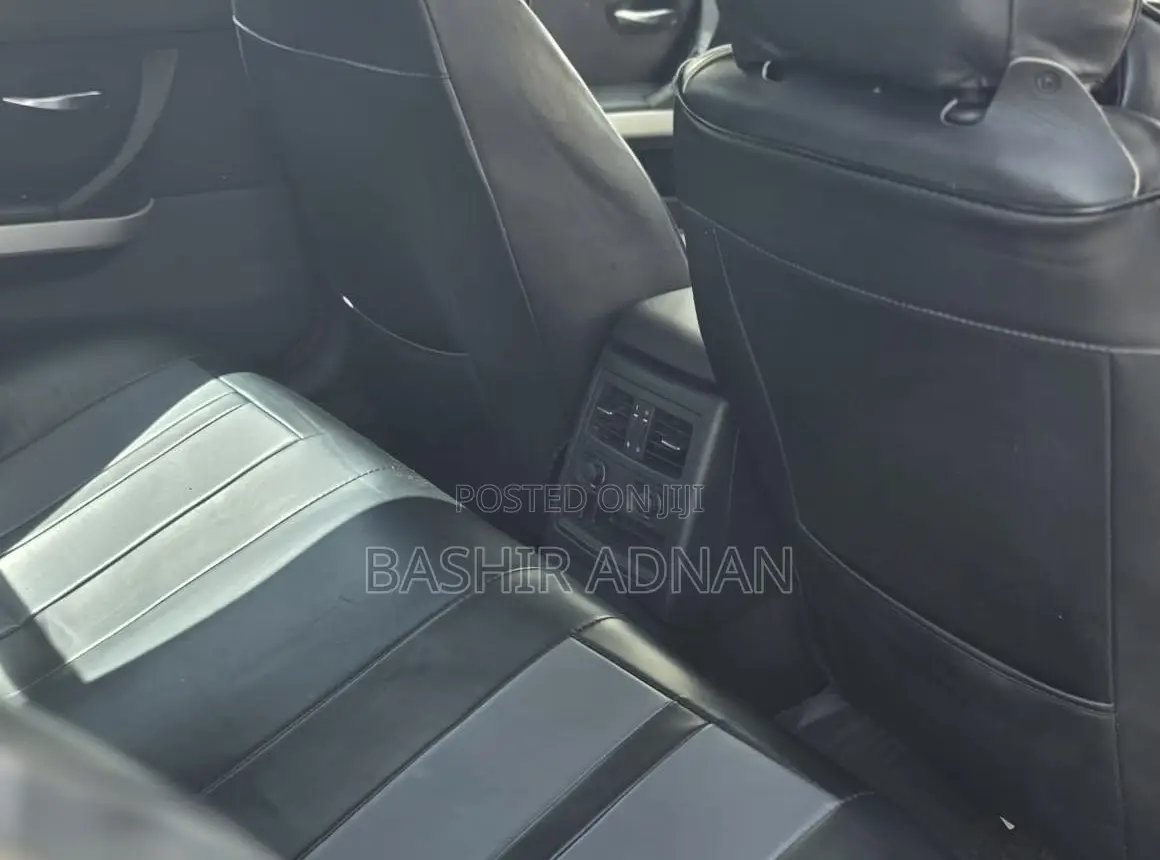 BMW 3 Series 320i RWD 2010 Black