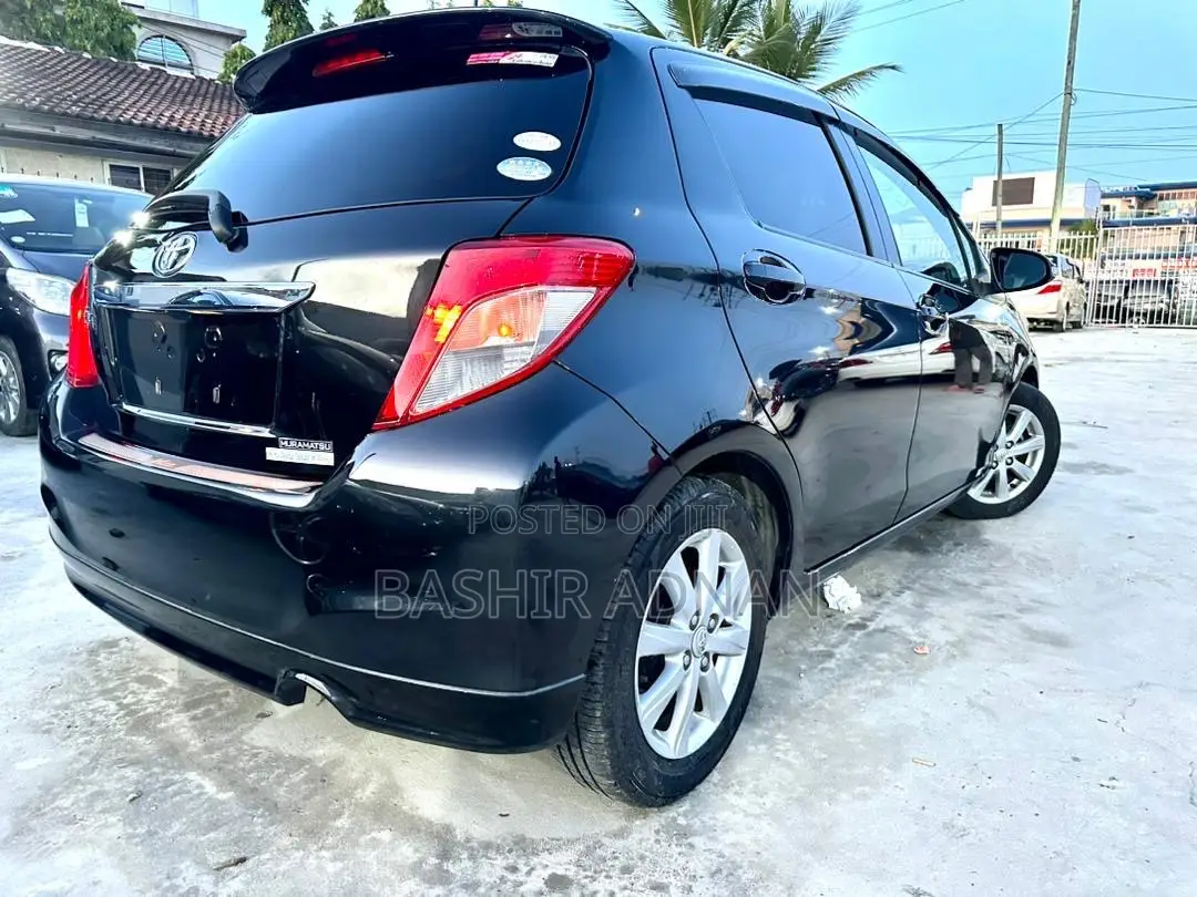 Toyota Vitz 1.3 FWD 3dr 2011 Black