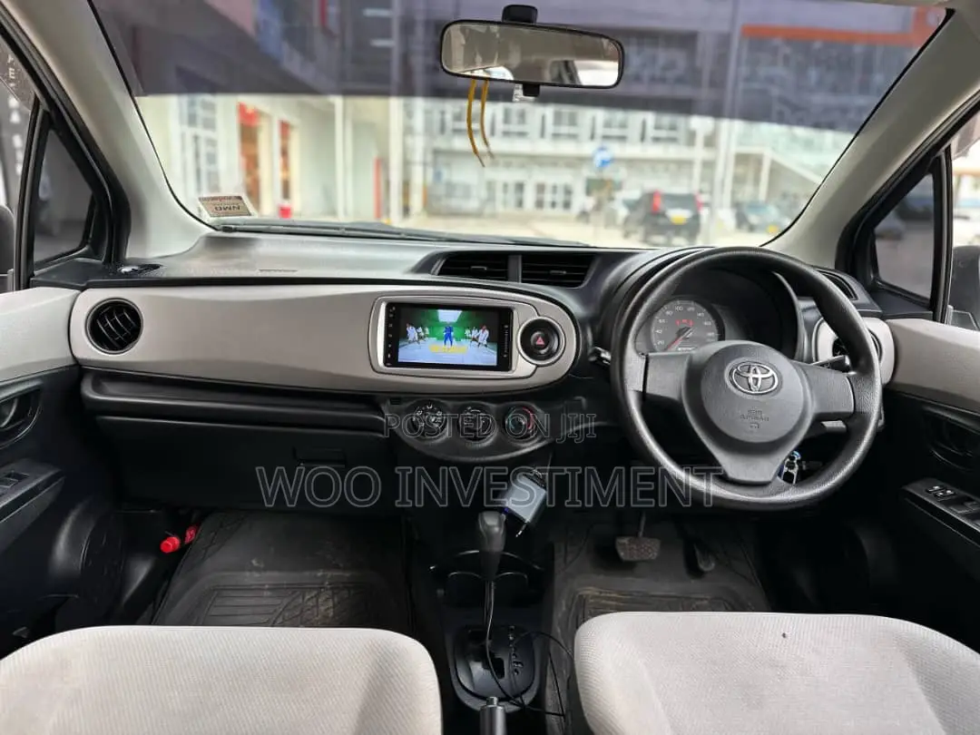 Toyota Vitz 2012 Silver