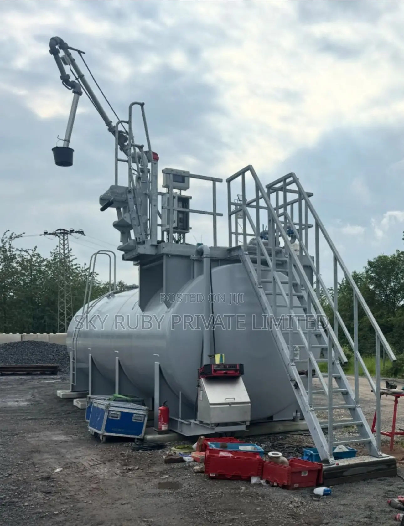 Refuelling Tank With Top Loading Arm