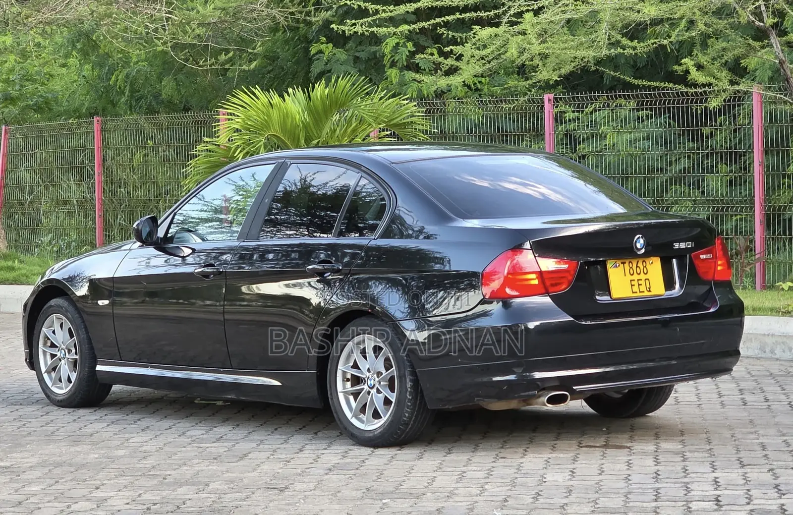 BMW 3 Series 320i RWD 2010 Black