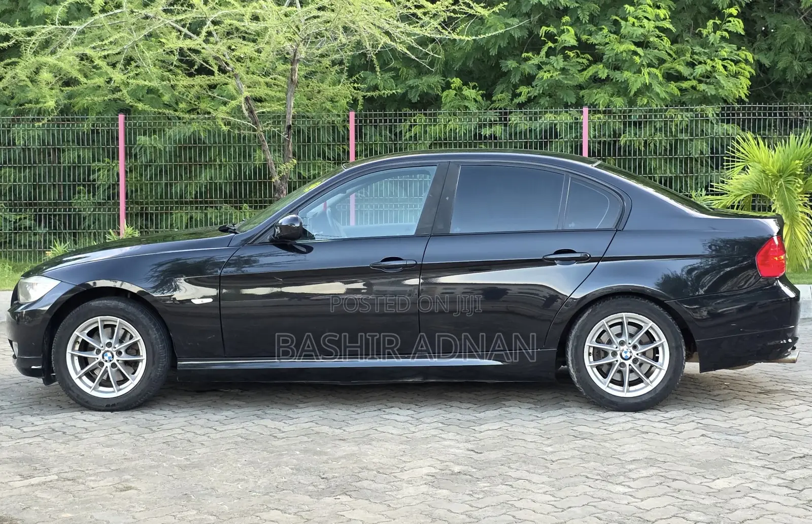 BMW 3 Series 320i RWD 2010 Black