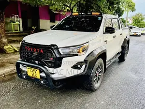 Toyota Hilux 2024 White