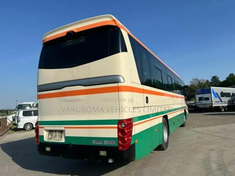 Isuzu Executive Bus 2006 Beige