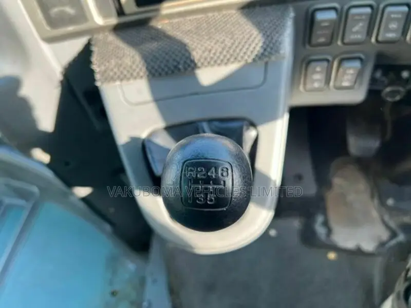 Isuzu Executive Bus 2006 Beige