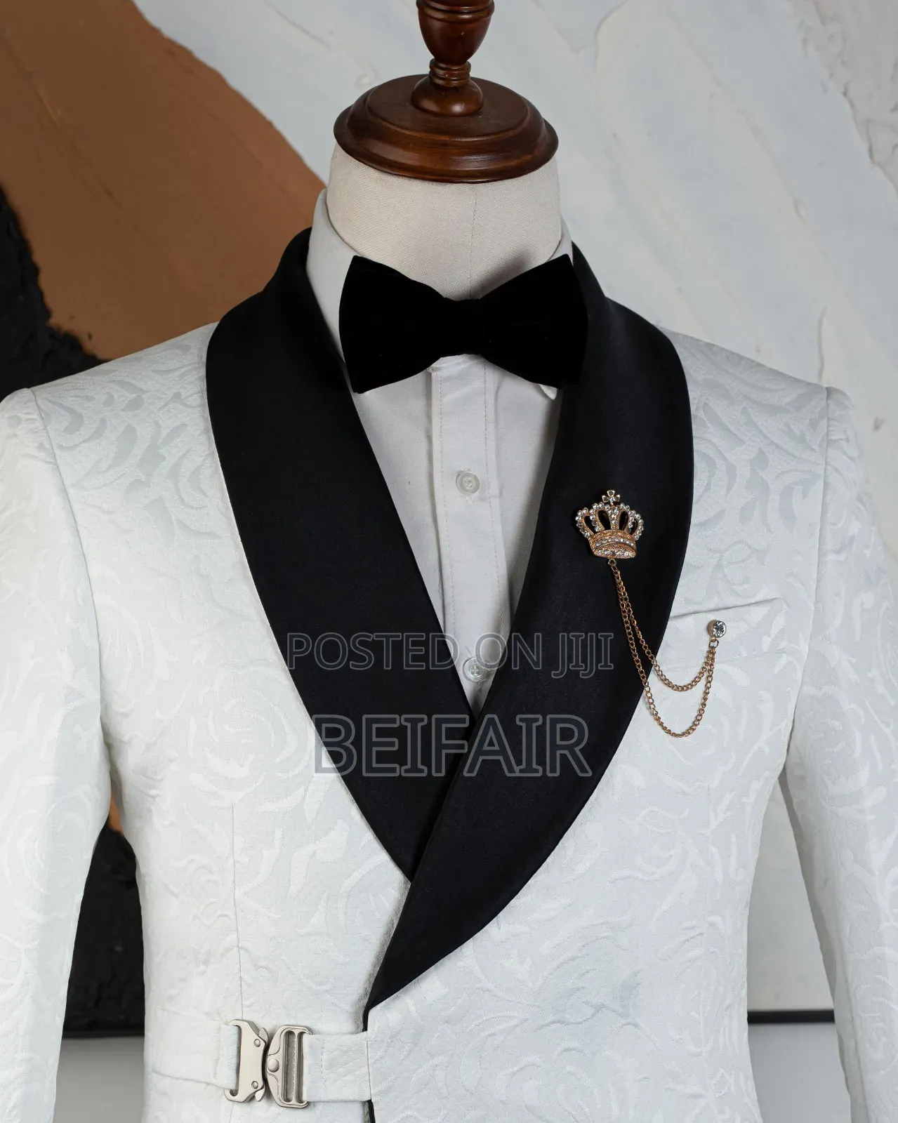 Buttonless Suit