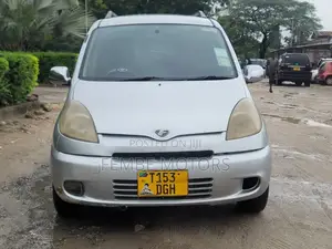 Photo - Toyota Fun Cargo 2005 Silver