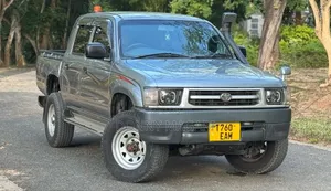 Toyota Hilux 2003 Gray