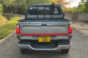 Toyota Hilux 2003 Gray