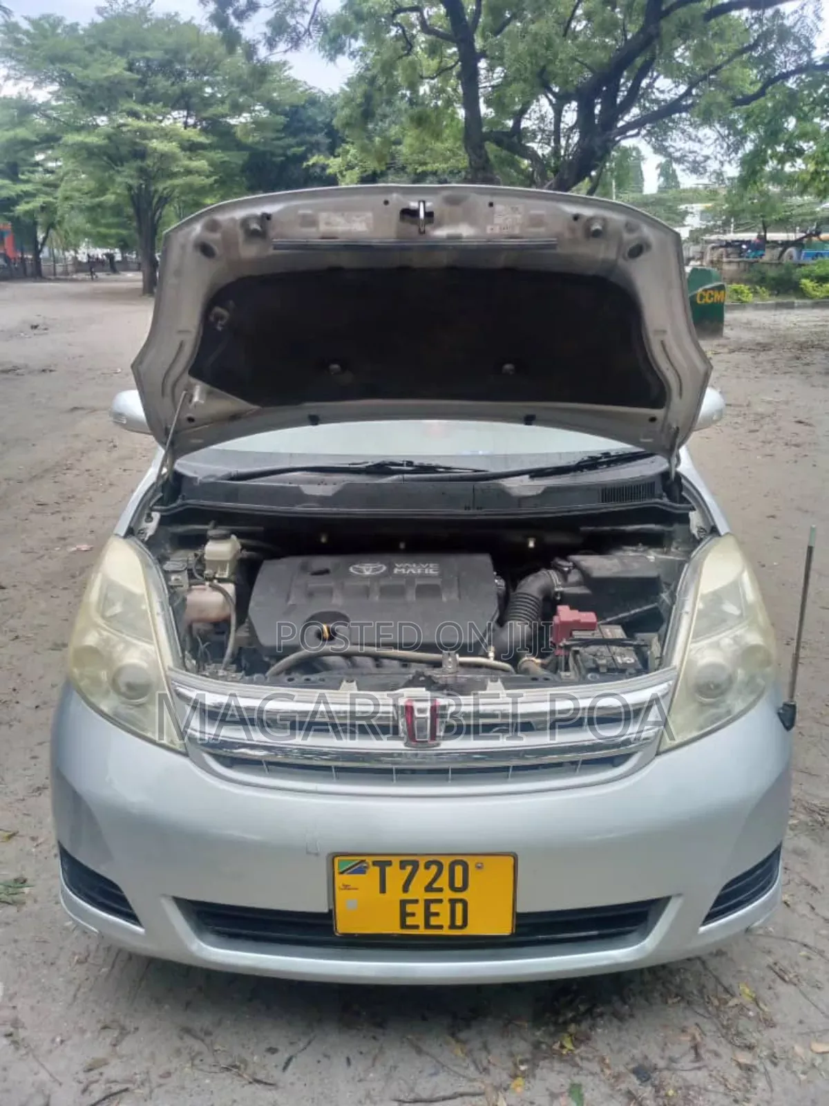 Toyota ISIS 2010 Silver