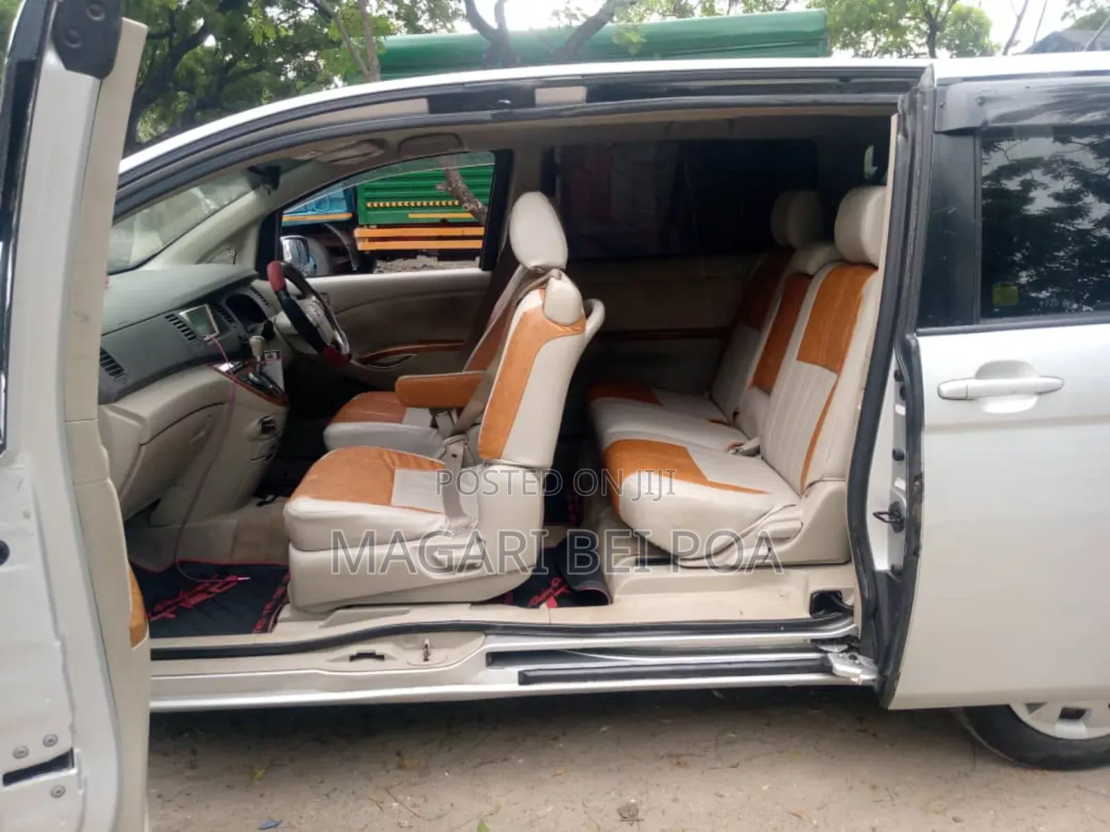 Toyota ISIS 2010 Silver