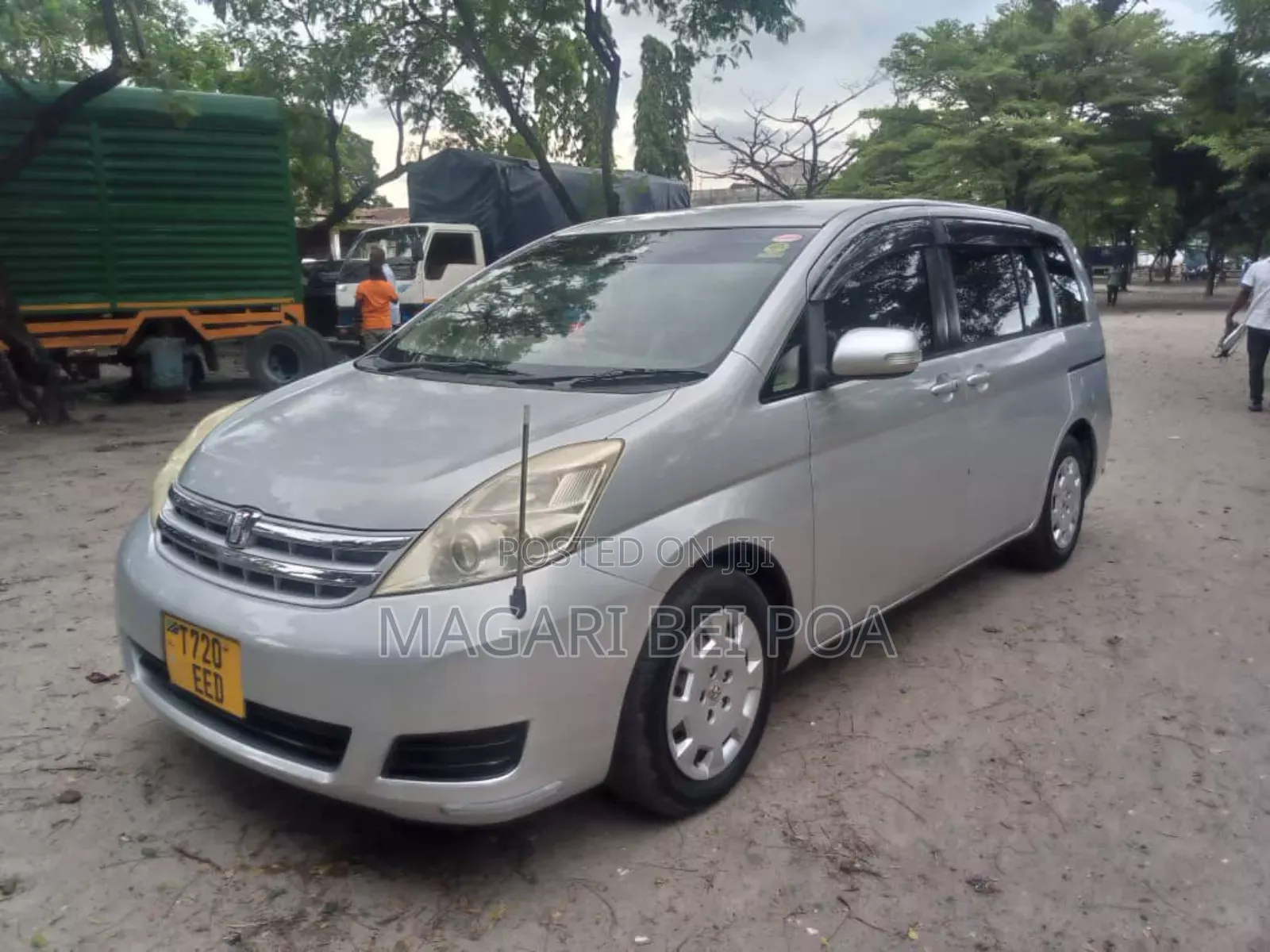 Toyota ISIS 2010 Silver