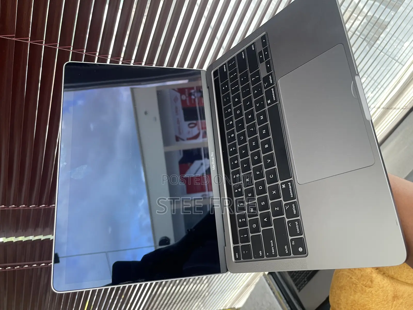 Laptop Apple MacBook Pro 2022 M2 8GB Apple M2 SSD 256GB