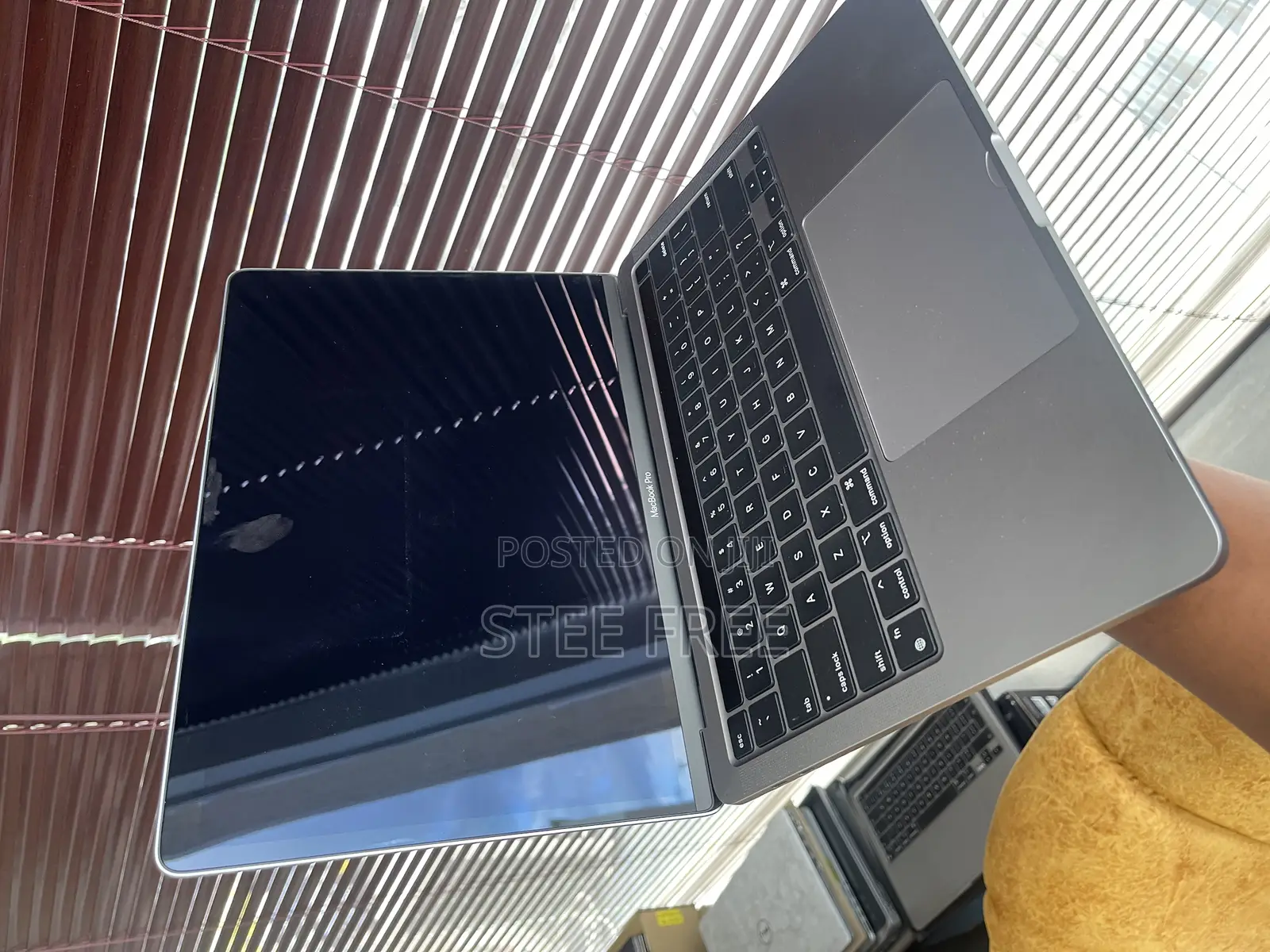 Laptop Apple MacBook Pro 2022 M2 8GB Apple M2 SSD 256GB