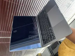 Laptop Apple MacBook Pro 2022 M2 8GB Apple M2 SSD 256GB