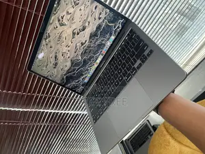 Laptop Apple MacBook Pro 2022 M2 8GB Apple M2 SSD 256GB