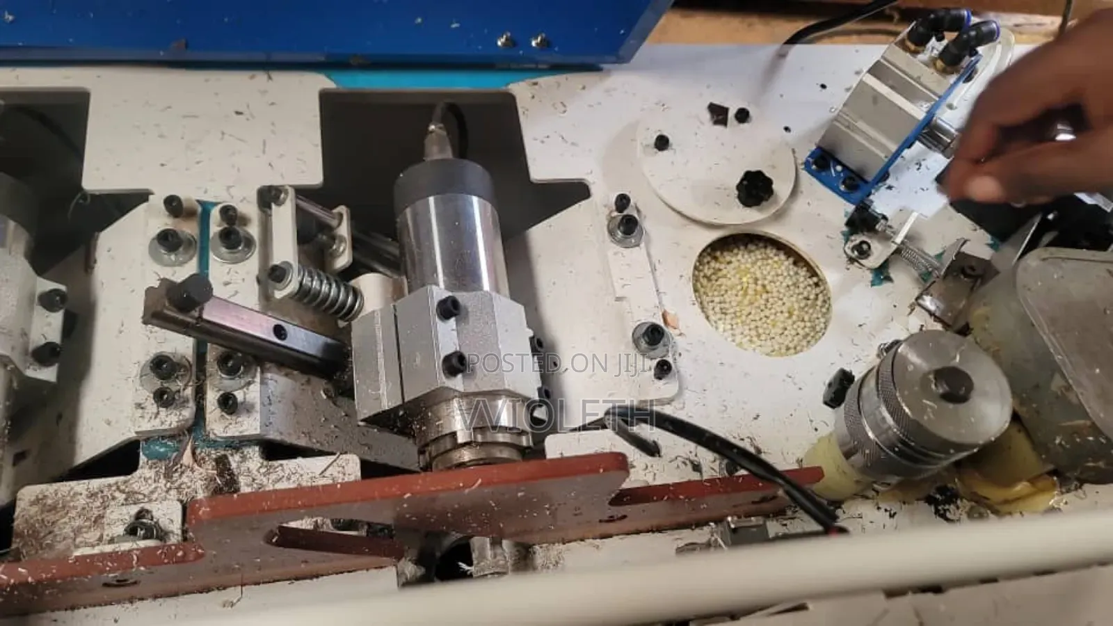 Gundi Ya Kubandika Mikanda Kwenye Boards