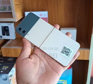 Samsung Galaxy Z Flip4 128 GB Gold