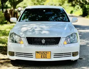 Photo - Toyota Crown 2008 White