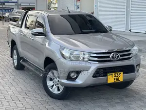 Photo - Toyota Hilux 2017 Gray