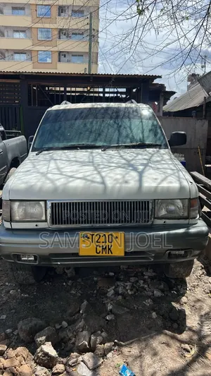 Photo - Isuzu Trooper 2002 White