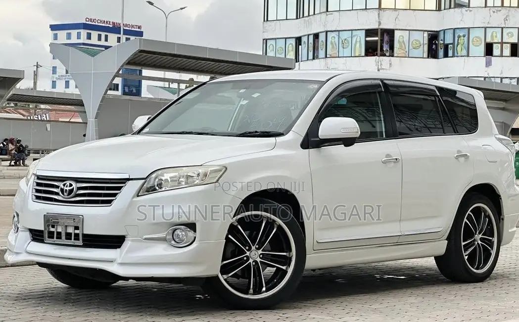 Toyota Vanguard 2011 White