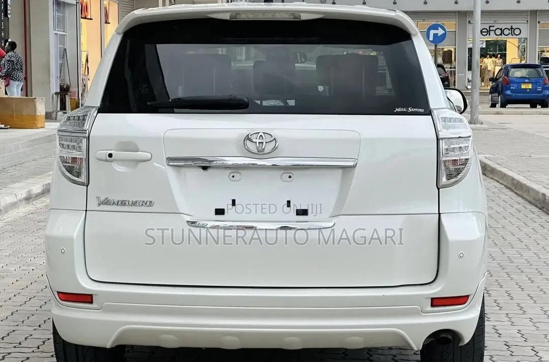 Toyota Vanguard 2011 White