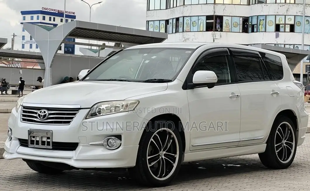 Toyota Vanguard 2011 White