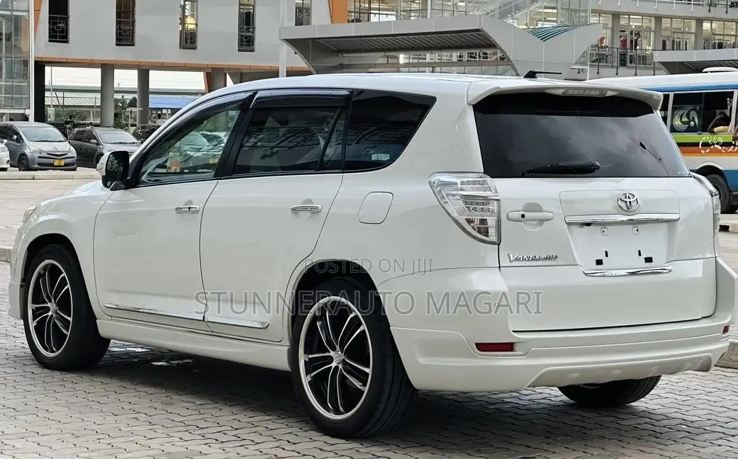 Toyota Vanguard 2011 White