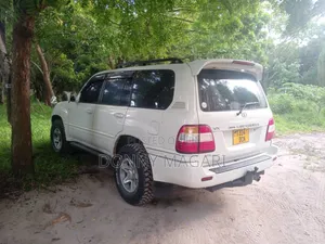 Toyota Land Cruiser 2005 White