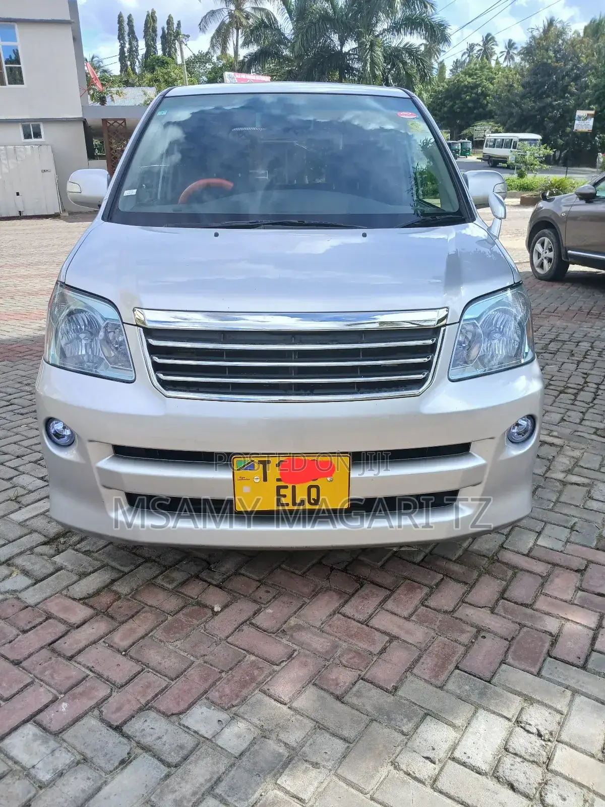 Toyota Noah 2.0 143hp FWD (7 Seater) 2007 Silver