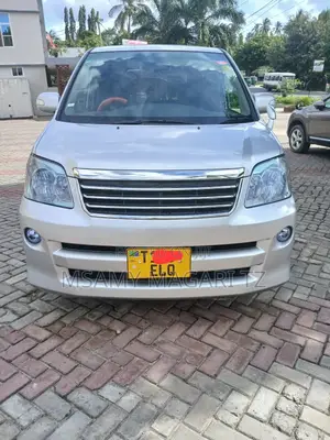 Toyota Noah 2.0 143hp FWD (7 Seater) 2007 Silver
