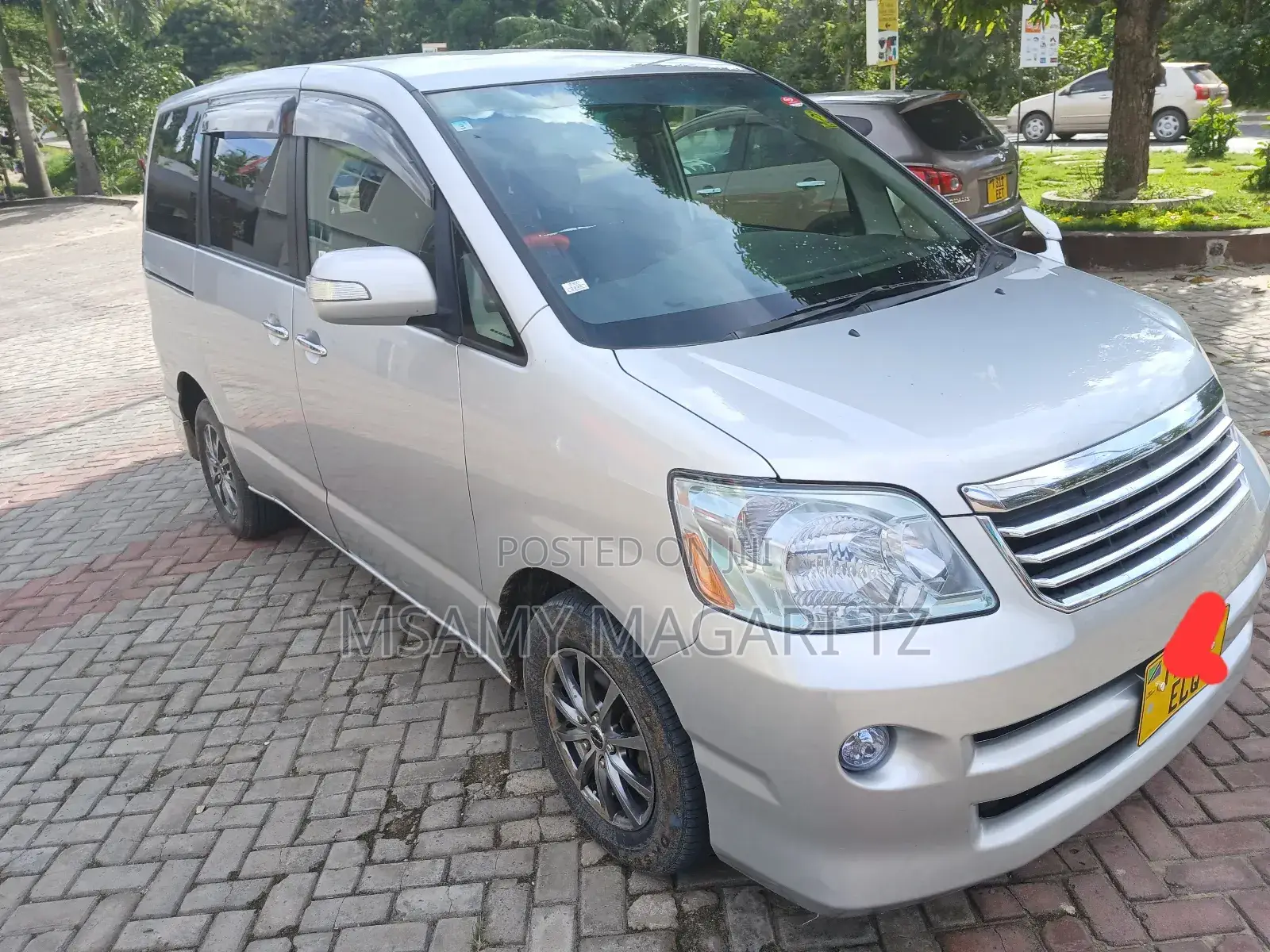 Toyota Noah 2.0 143hp FWD (7 Seater) 2007 Silver