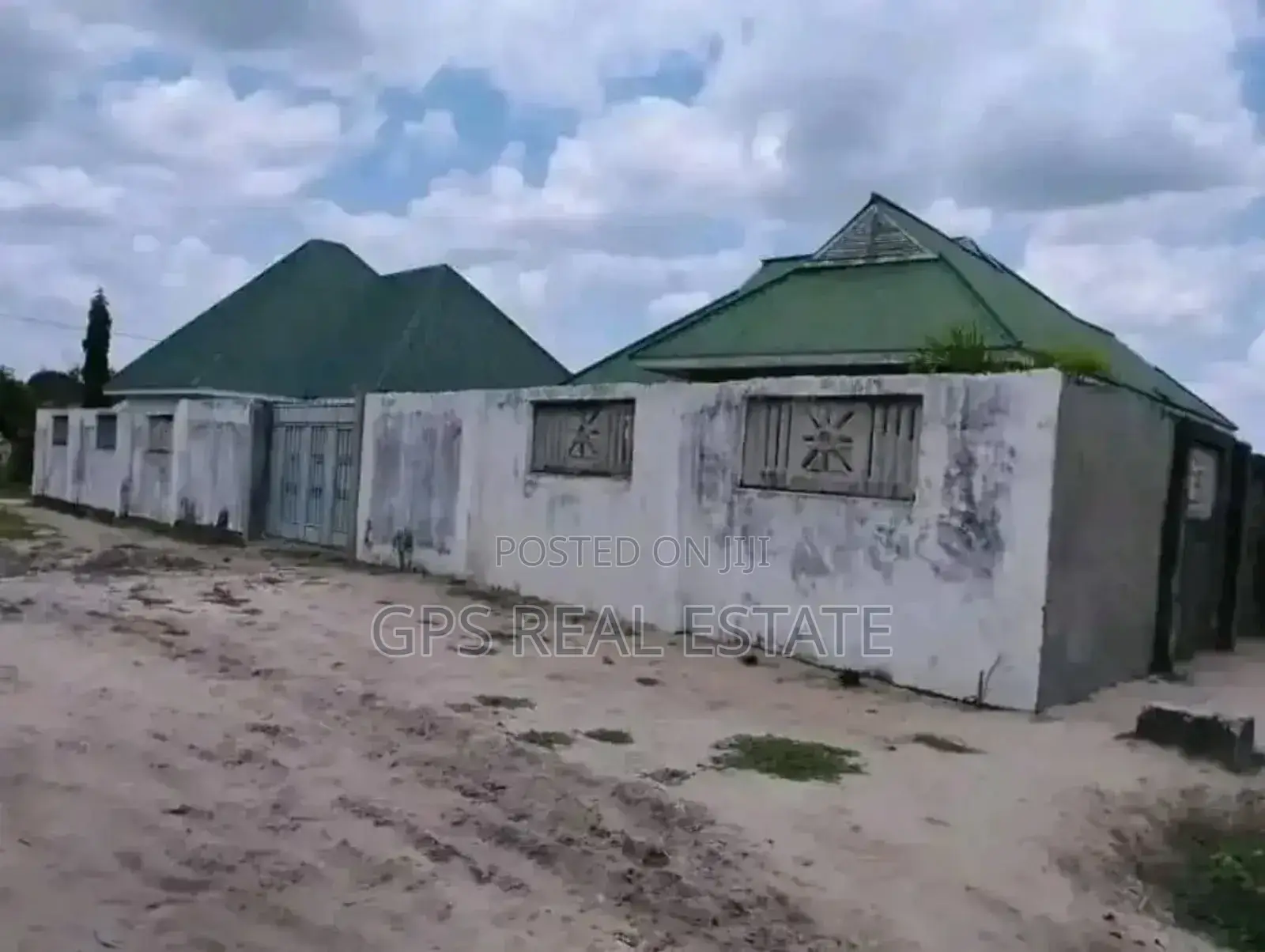 7bdrm Apartment in Gongo La Mboto, Ilala for sale